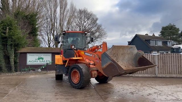 DOOSAN DL250-5 4WD LOADING SHOVEL * YEAR 2017 * C/W SOLID TYRES смотреть онлайн