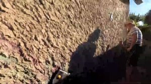 Покраска  декоративной  штукатурке  на  фасаде  домика.