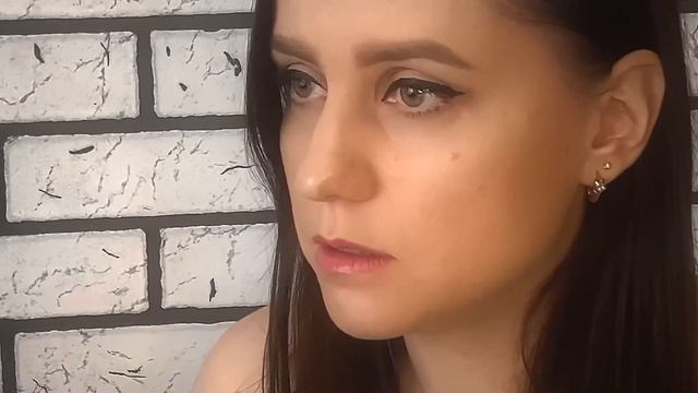 Девушка читает стих «Я стараюсь уйти …» смотреть онлайн