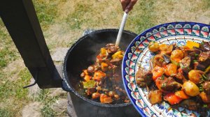 Вот так нужно готовить овощное рагу с говядиной в казане на костре.