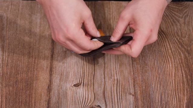 Огляд шкіряного картхолдера з утримувачем для Apple AirTag GRANDE PELLE 11612 смотреть онлайн
