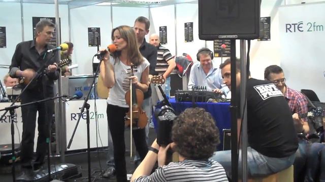 Sharon Corr - Ears Painted On live at The Music Show смотреть онлайн