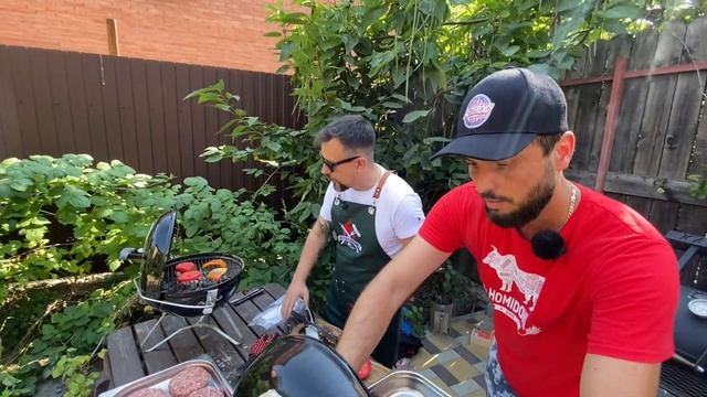 Готовим бургеры на Weber Smokey Joe и Smokey Joe Premium.