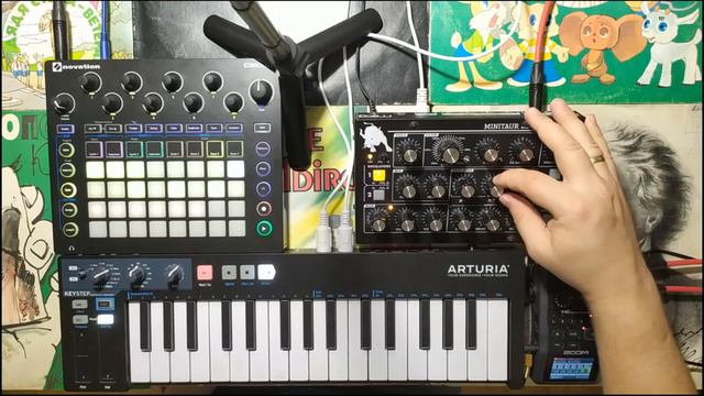Moog Minitaur - ВумШД improv смотреть онлайн