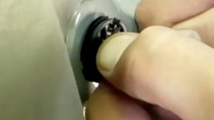 Снятие и установка конечного выключателя двери Рено Логан