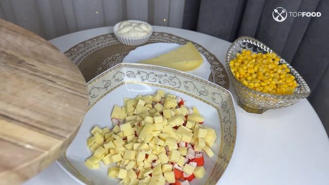 Салат с крабовыми палочками и сыром! Самый вкусный КРАБОВЫЙ САЛАТ с сыром! Вкусный и быстрый рецепт