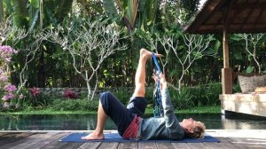 ВЕЧЕРНЯЯ ЙОГА ? [ ЙОГА ВЕЧЕРОМ дома для спины и ног ] ? Видео-урок йоги для начинающих на 15 минут