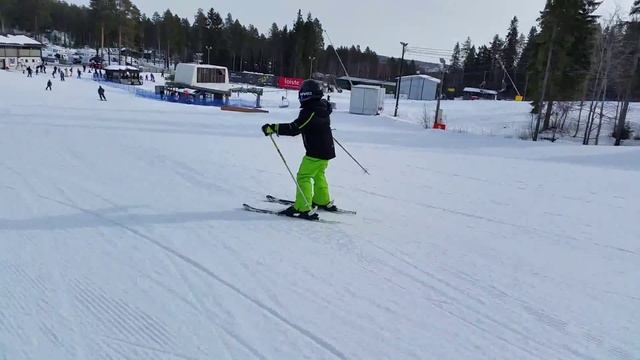 Горные лыжи, обучение детей. Первые карвинговые шаги Вани. Клуб Ski Factor