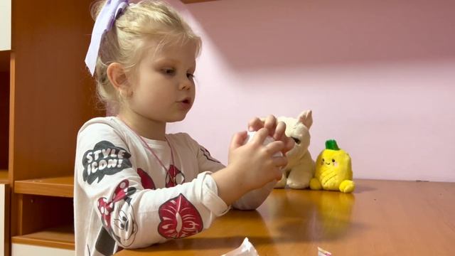Распаковка Surprise toy opening Фигурка-сюрприз Zuru Mini brands Unicorn/ Кристинка блондинка смотреть онлайн