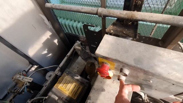 Ремонт старого лифта OTIS в сетчатой шахте. Нашли деньги в приямке! смотреть онлайн