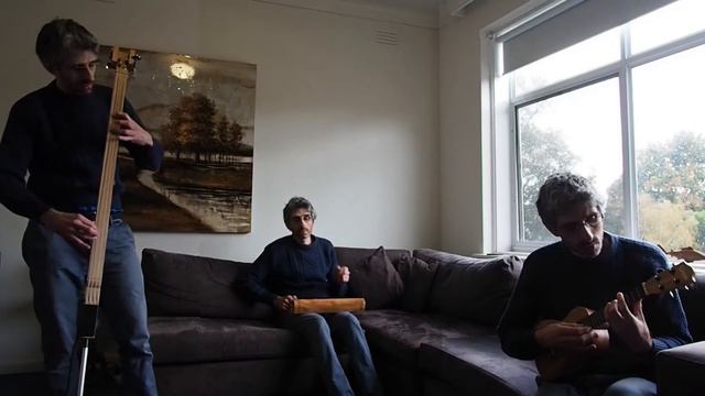 Soul to Squeeze on a home made bass and ukulele смотреть онлайн