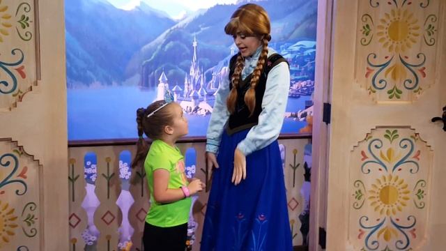 DisneyWorld 2017 Epcot Meet Anna & Elsa смотреть онлайн