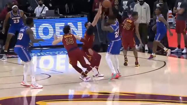 Julius Randle yams on Andre Drummond смотреть онлайн