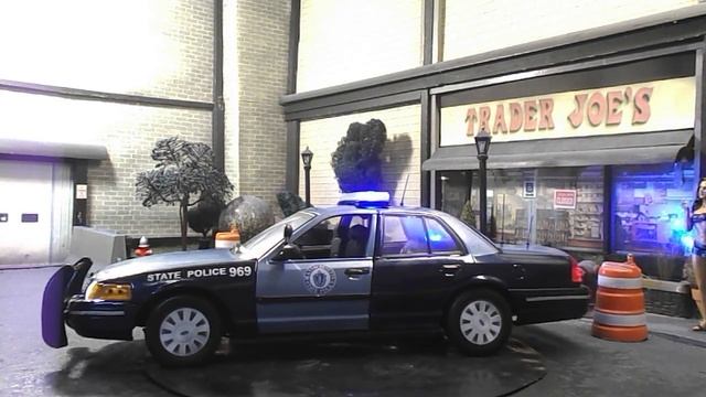 Massachusetts State Police 1/18 scale Ford Crown Victoria with lights смотреть онлайн