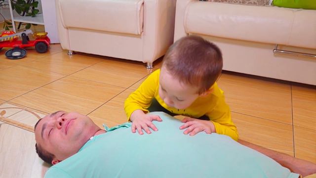 Сонный папа не играет с Сабый в игрушки смотреть онлайн