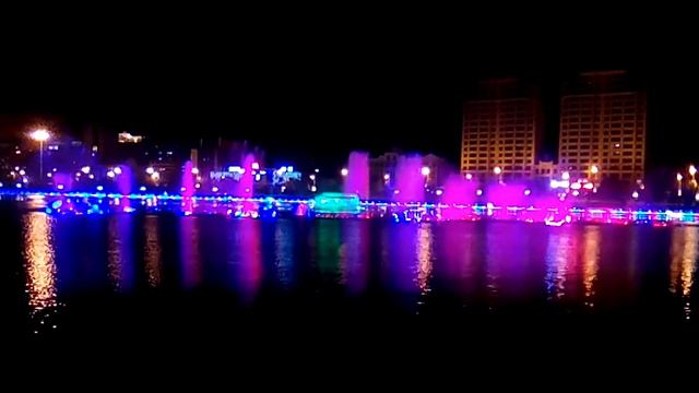 Световое шоу с фонтанами на озере , г.Суйфэньхэ смотреть онлайн