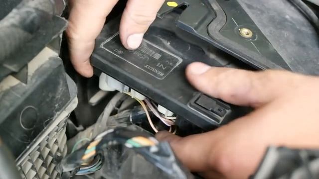 Замена предохранителя под капотом Рено Меган 2