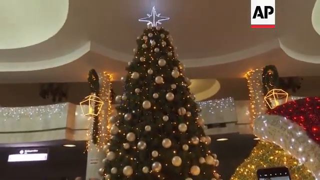 Kharkiv lights up Christmas tree in metro station смотреть онлайн