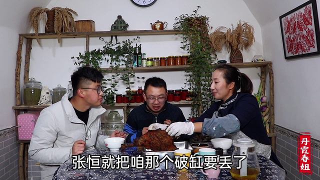 【丹霞春姐】家里缸破了，春姐做成烤炉做烤羊腿，金黄流油，三个人吃过瘾了 смотреть онлайн