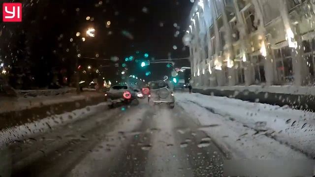 MM Minicab Miev по зимней дороге в городе.