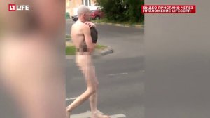 В Москве голый мужчина прогулялся по улице в обнимку с котом