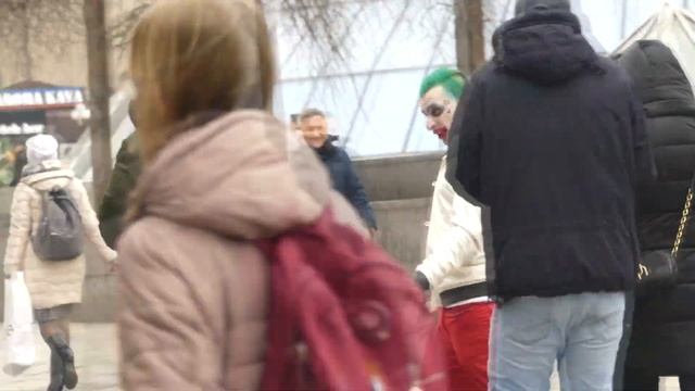 ПРАНК!РЕАКЦИЯ ЛЮДЕЙ НА ДЖОКЕРА В ГОРОДЕ смотреть онлайн