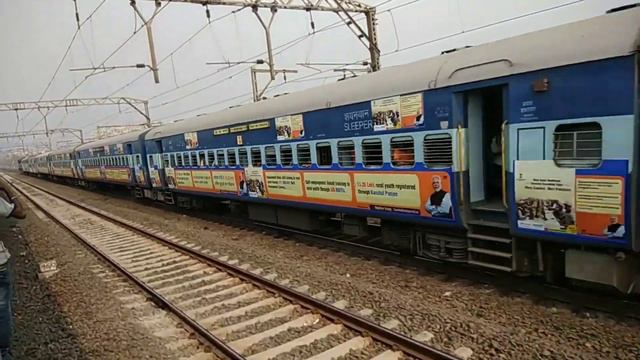 Parallel run EMU with KONARK EXPRESS Mumbai CSMT to Bhubaneswar 11019 смотреть онлайн