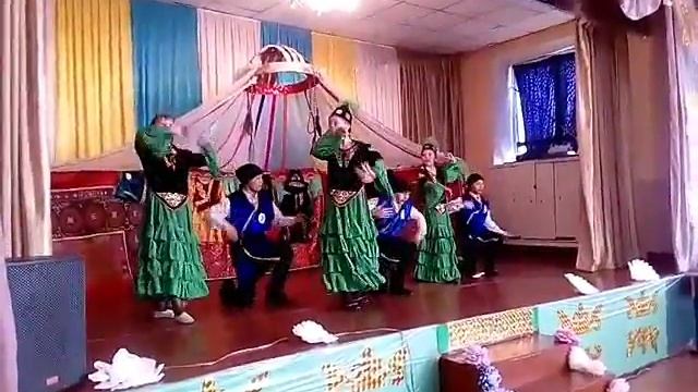 Танец "Кара Жорга" от 7 русского класса на Наурыз смотреть онлайн