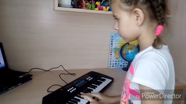 Алиса учится играть на синтезаторе! Короткие мелодии на синтезаторе! смотреть онлайн
