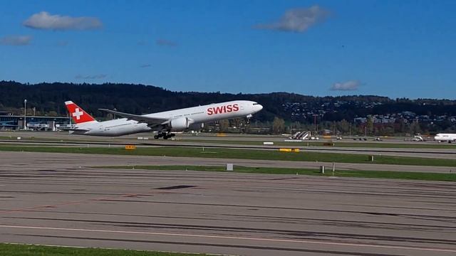 Emirates Airbus A-380 in Zurich (ZRH/LSZH) | A6-EEC смотреть онлайн