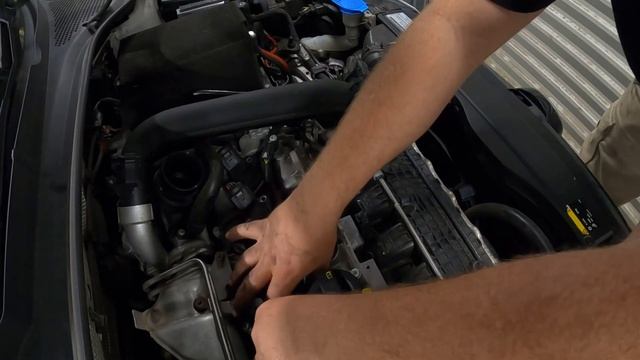 Volkswagen Golf MK7 Spark Plug and Air Filter Change смотреть онлайн