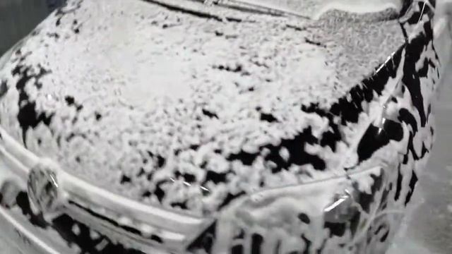 Активная пена на тёплой мойке самообслуживания.Self-service Car Wash.