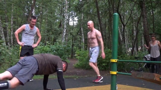 Веселая тренировка нашей банды в Нескучном саду. Силовая выносливость и функционал. смотреть онлайн