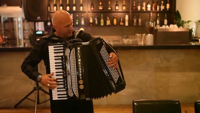 В хорошей компании и с такой музыкой не грех и потанцевать смотреть онлайн