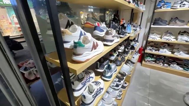 ЗУБАРЕВ ГУЛЯЕТ ПО МАГАЗИНАМ КИТАЯ // УГАР В КИТАЕ // ZUBAREFFF смотреть онлайн