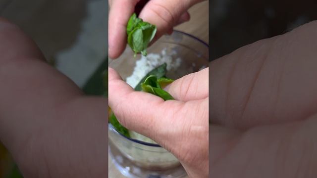 Спагетти с креветками в соусе из томатов и пармезана