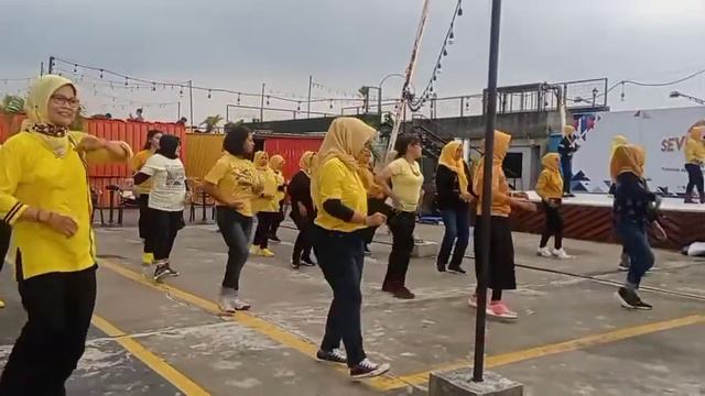 Besame Mucho Line Dance Choreographed by Muki Matohir Royal смотреть онлайн