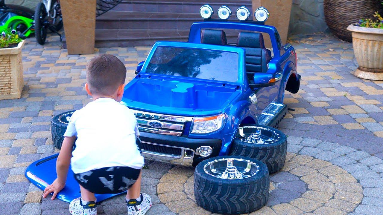 طفل مضحك يلعب ألعاب ليغو السحرية. فك وتجميع فورد رينجر. ركوب تيما على ألعاب سيارة باور ويلز. смотреть онлайн
