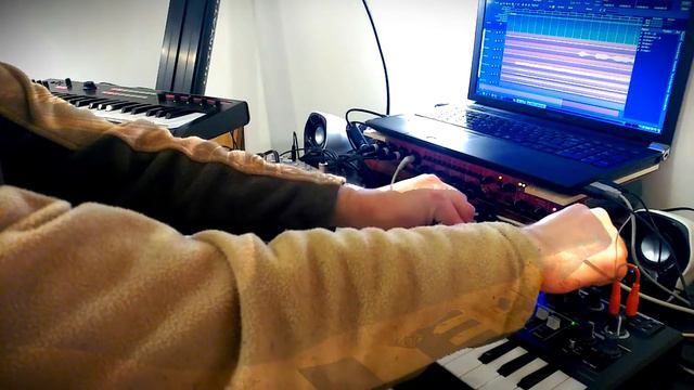 Space Walk (MicroBrute, R3, KP3+, Volca Keys, FM, Bass) смотреть онлайн