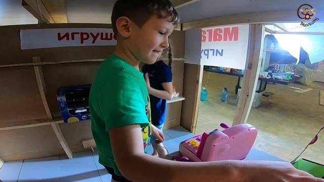 Манкиту Даня и Диана играют в магазин игрушек. Строим цветной магазин. МанкиТайм смотреть онлайн