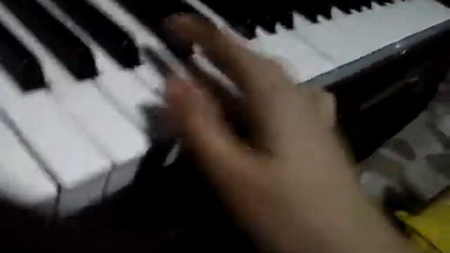 me trying to play eddsworld opening tune on an old piano смотреть онлайн
