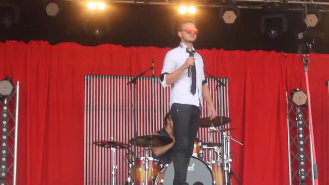 Eric Saad plays the drums смотреть онлайн