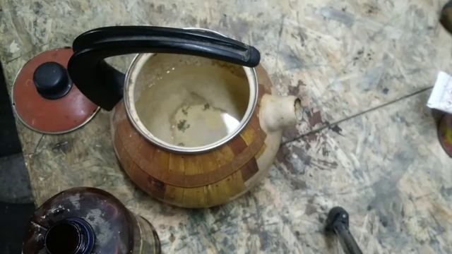 Толстый слой накипи в чайнике. Пробую разными способами убрать. смотреть онлайн