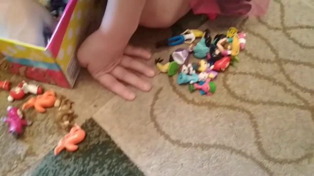 Kinder Surprise София играет с игрушками/Sofiichka смотреть онлайн