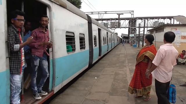 Kharagpur - Howrah local meets Midnapore local at Ramrajatala // SOUTH EASTERN RAILWAY смотреть онлайн