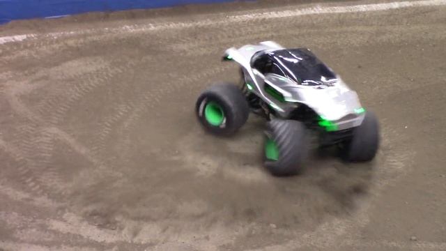 Zombie Wins The Dounut Comp Against Alien Invasion Monster Jam Toronto смотреть онлайн