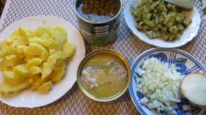 Рыбный салат из консервов (скумбрия) с соленым огурчиком и горошком.