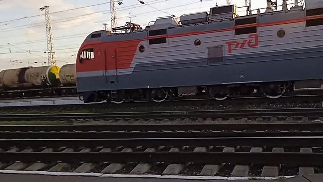 ЭП1м-486 с поездом 140Н Барнаул-Адлер прибывает на станцию Тихорецкая. смотреть онлайн