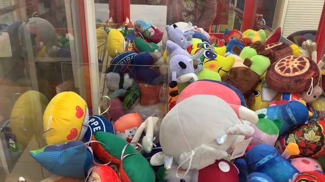 АВОКАДО СНОВА В ДЕЛЕ!!! ВЫТАСКИВАЕМ ИГРУШКИ ИЗ АВТОМАТА ХВАТАЙКА! смотреть онлайн