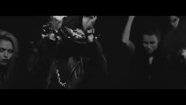 Все танцуют локтями песня.